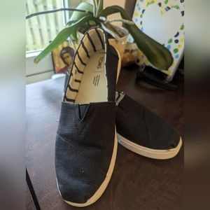 Women's 9.5 black Tom's